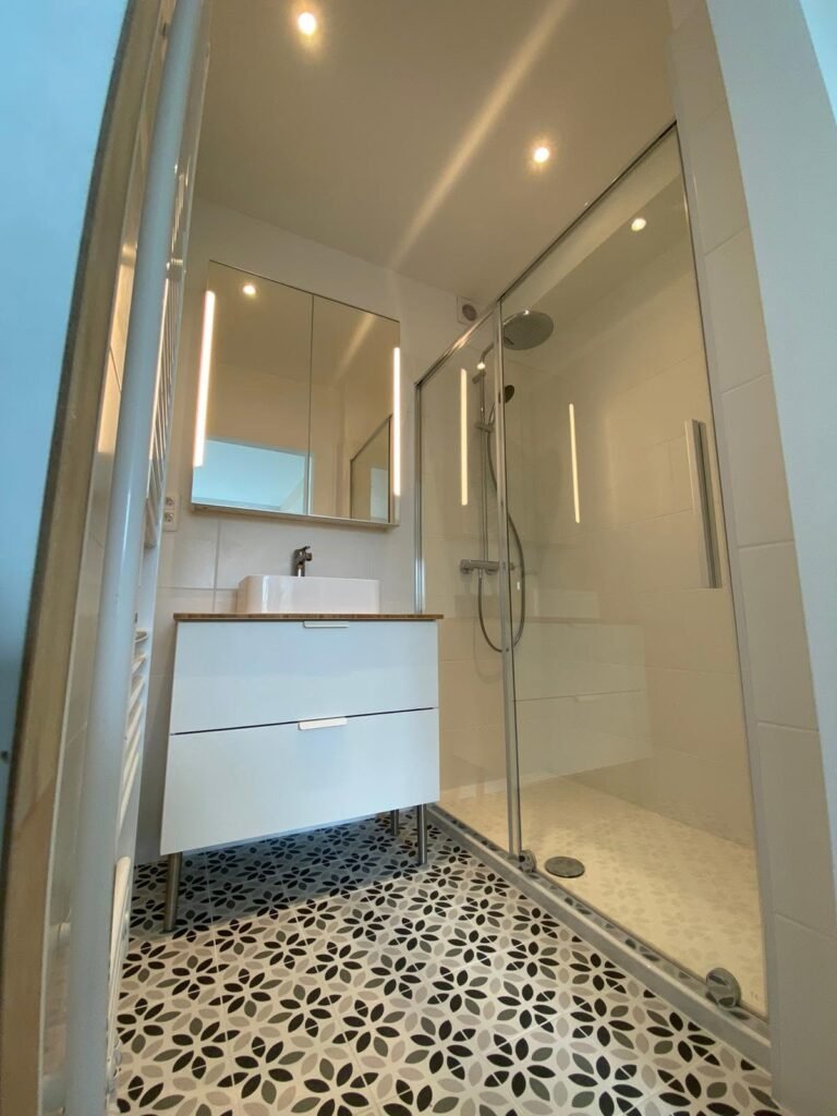 Carrelage salle de bain avec carreaux de ciment au sol