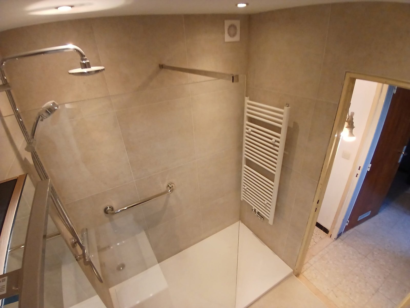 Douche italienne avec paroi vitrée réalisée par Excellence Bain