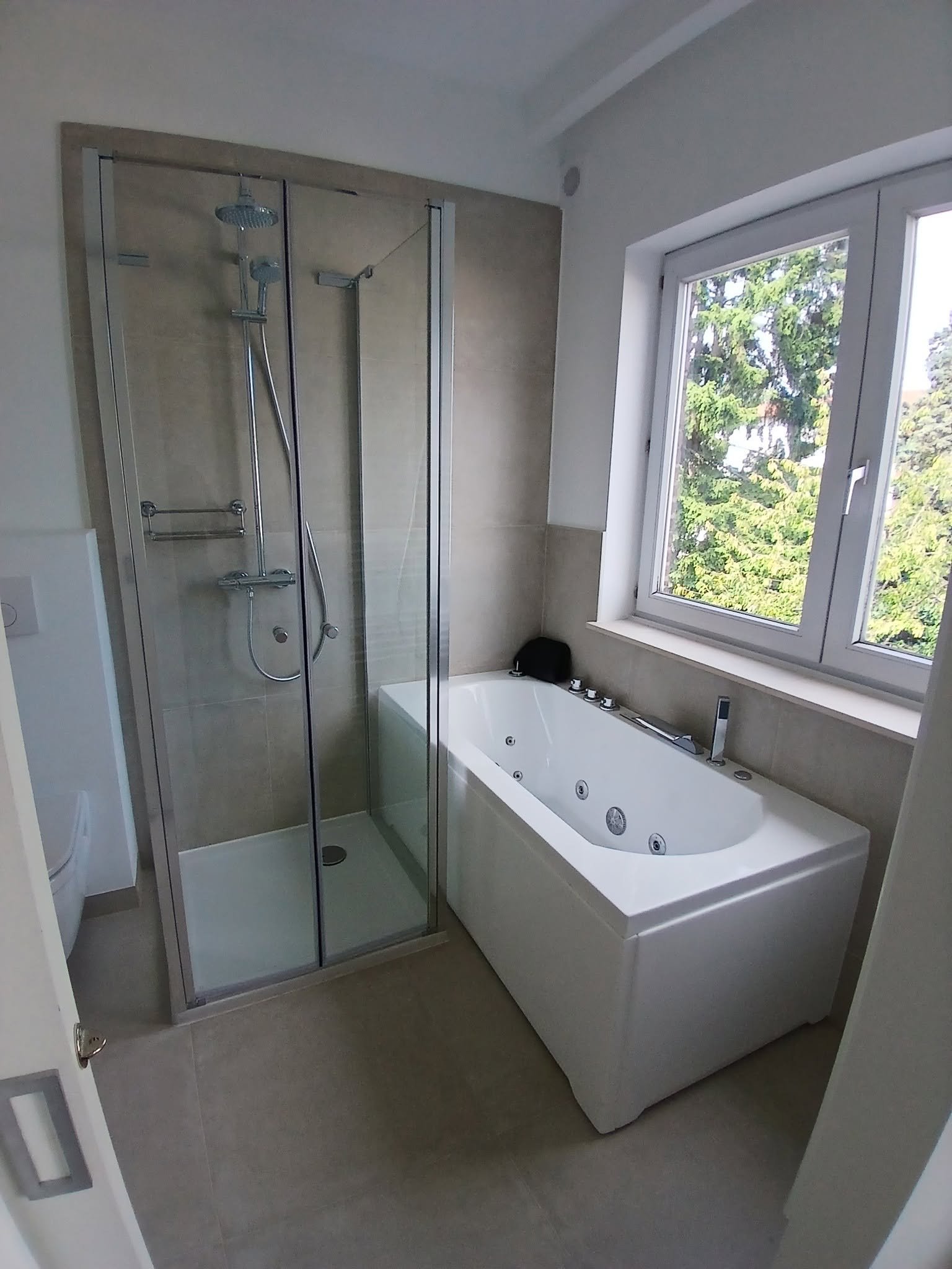 Entreprise rénovation salle de bain : douche vitrée et baignoire