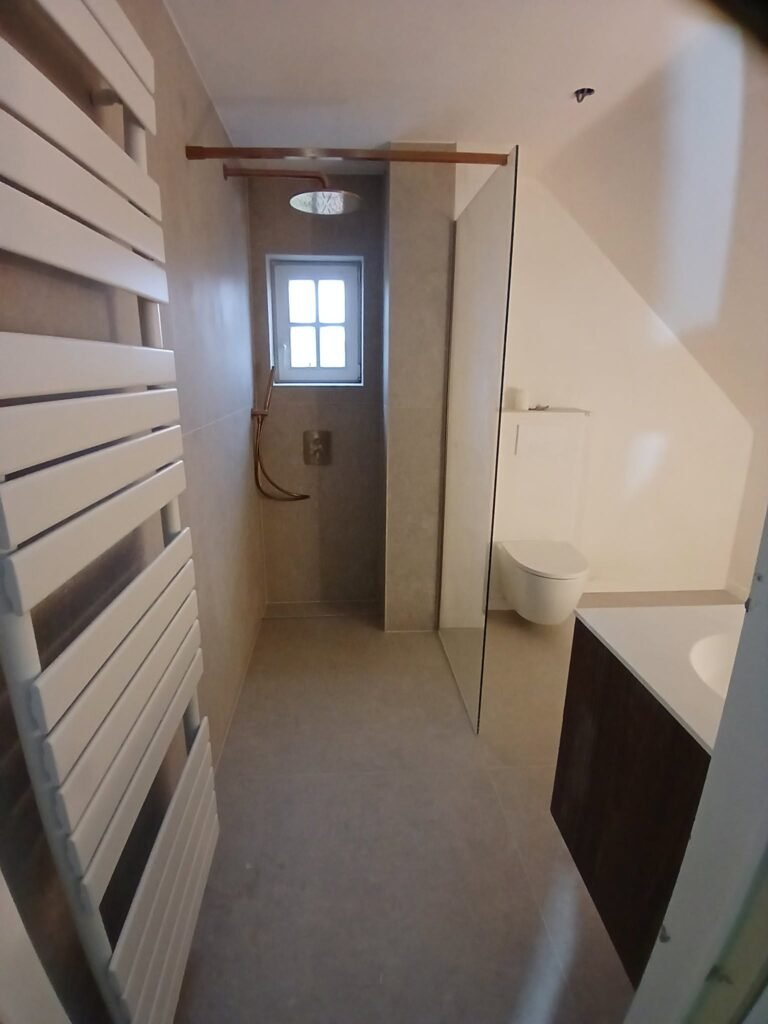 Rénover sa salle de bain : salle de bain rénovée sous les combles