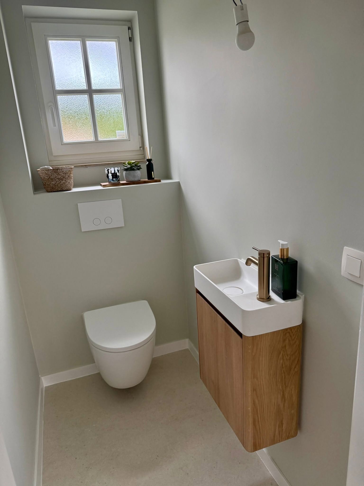 Installation sanitaire avec WC suspendu et meuble vasque en bois