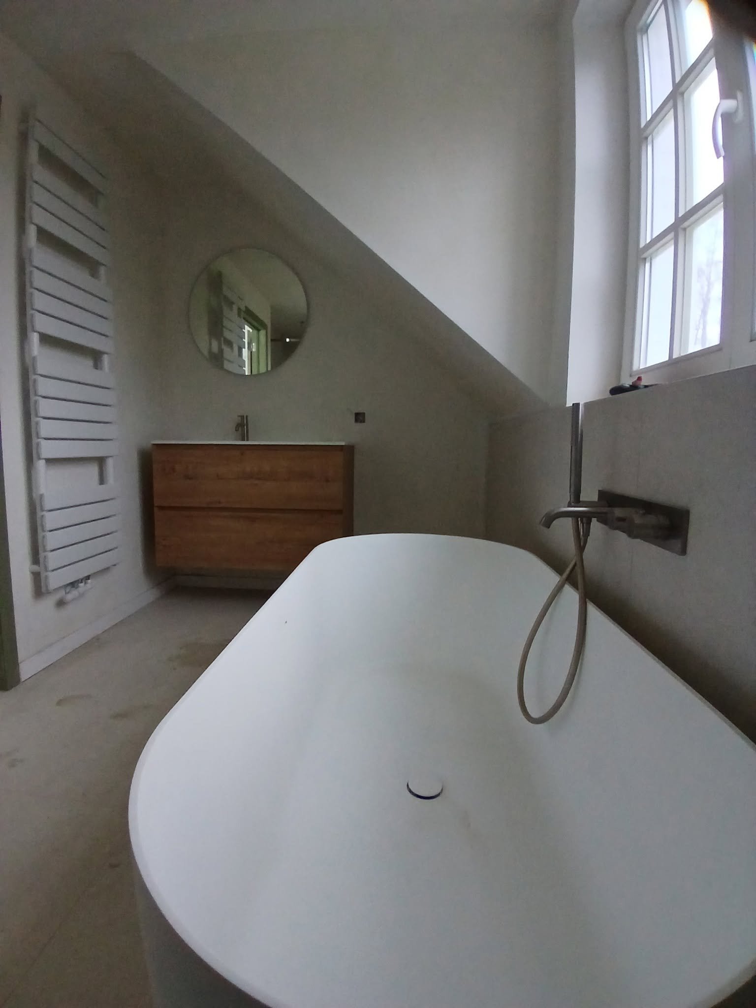Rénovation salle de bain clé en main avec baignoire îlot et meuble bois